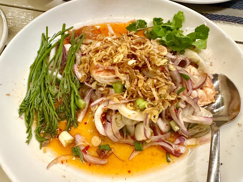 Kin Lom Chom Saphan
