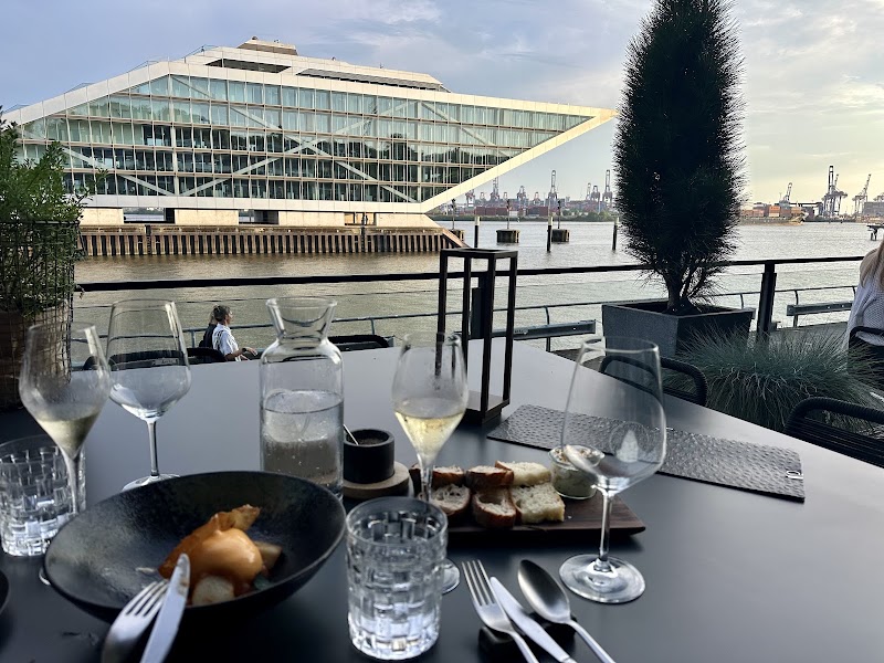 am kai | restaurant. seafood. drinks. elbblick