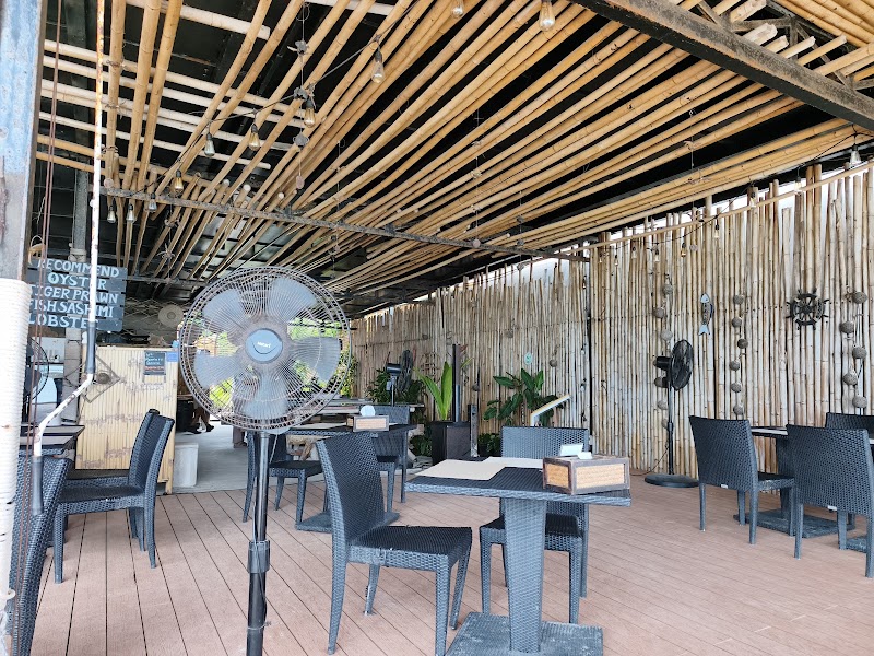 Moonrise Seafood & Beachbar