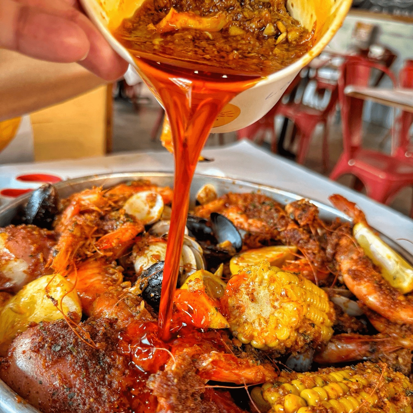 House sauce poured over the boil · photo: Crab N' Spice