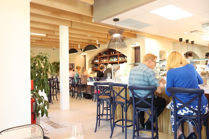 Roberto's Deluxe Oysters and Fine Fish