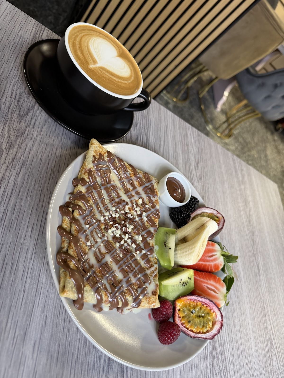 Latte and crêpe with fresh fruit