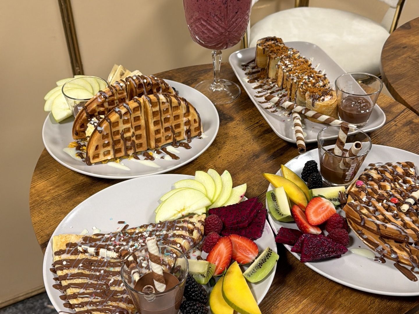 Waffles, crêpes and a fresh smoothie