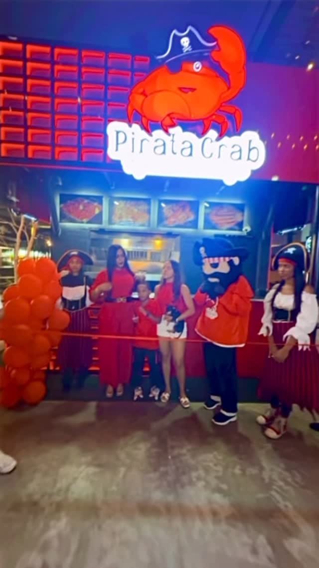 Pirata Crab counter and team at The Circus Food Park in Santiago