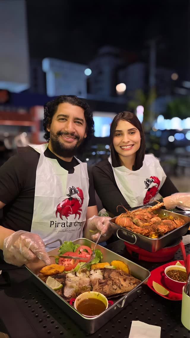 A couple in Pirata Crab bibs at a late-night tray